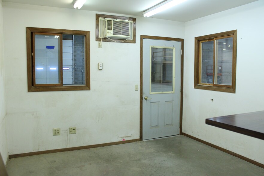 More Photos Of 3320 Terminal Dr, Eagan Distribution For Sale