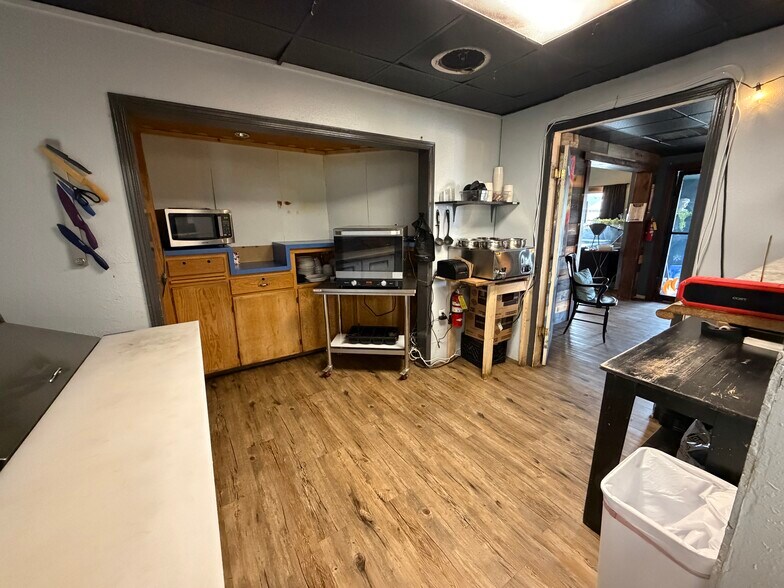 More Photos Of 1111 E Park Ave, Anaconda Restaurant For Sale