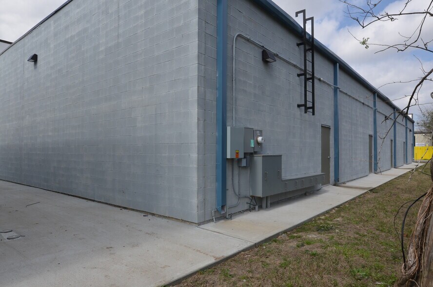 More Photos Of 5520 Gessner Rd, Houston Storefront For Lease