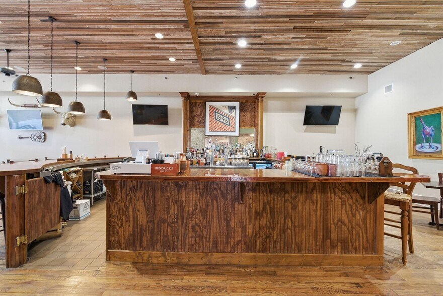More Photos Of 103 N Pecan St, Hico Hotel For Sale