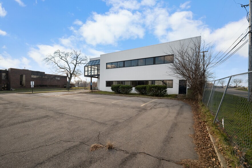 More Photos Of 44060 Woodward Ave, Bloomfield Hills Medical For Lease