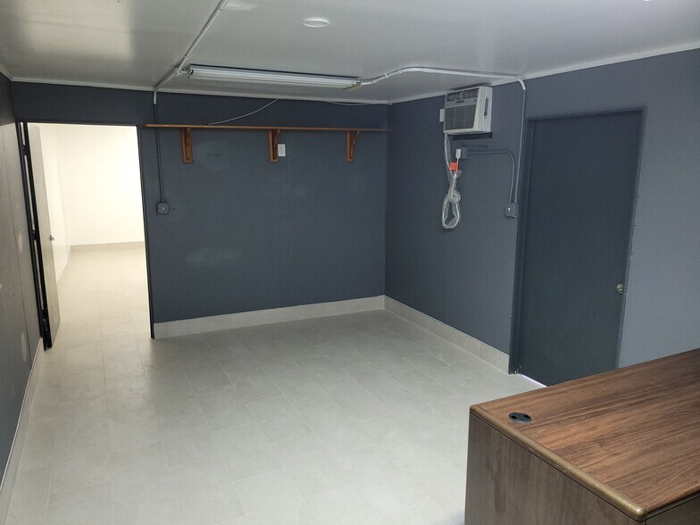 More Photos Of 818-838 NE 40th Ct, Oakland Park Warehouse For Lease