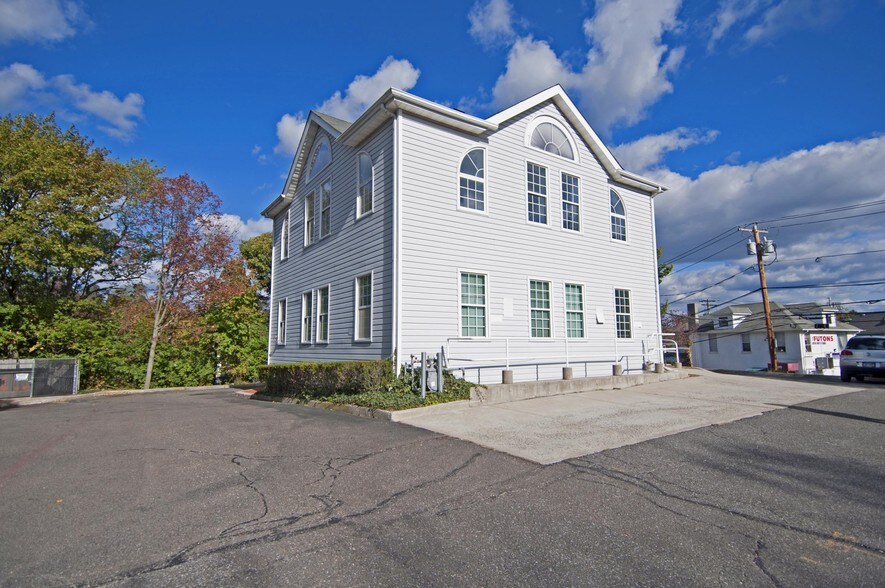 More Photos Of 1000 Main St, Port Jefferson Office For Lease
