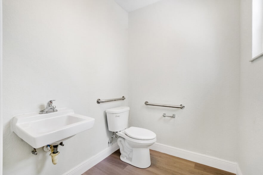 More Photos Of 3248 Commercial Way, Spring Hill Medical For Sale