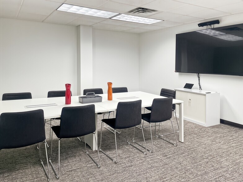 More Photos Of 6063 Hudson Rd, Woodbury Office For Lease