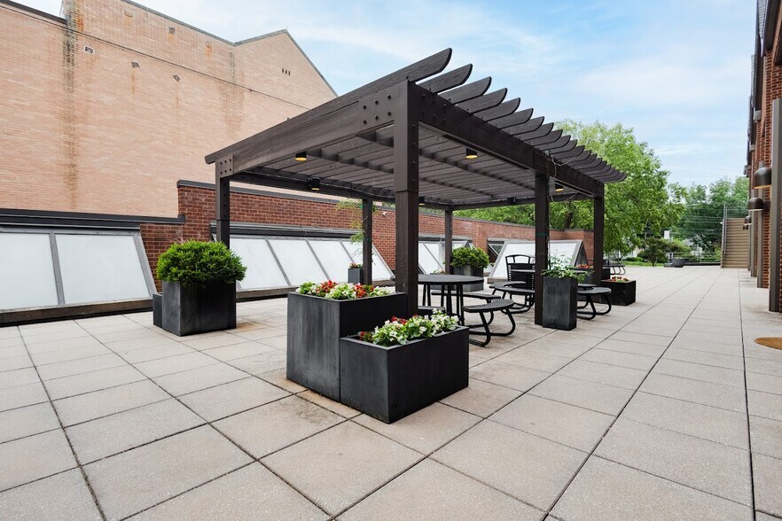 More Photos Of 4400 MacArthur Blvd NW, Washington Office For Sale