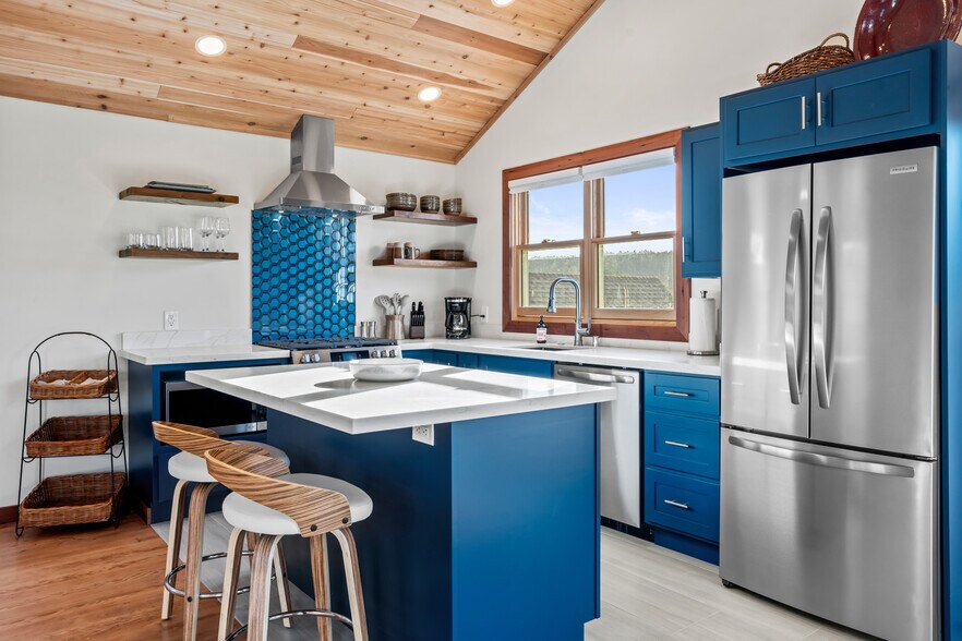 More Photos Of 45070 Main St, Mendocino Bar For Sale