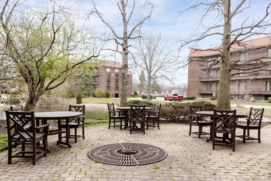 More Photos Of 1440 Renaissance Dr, Park Ridge Office For Lease