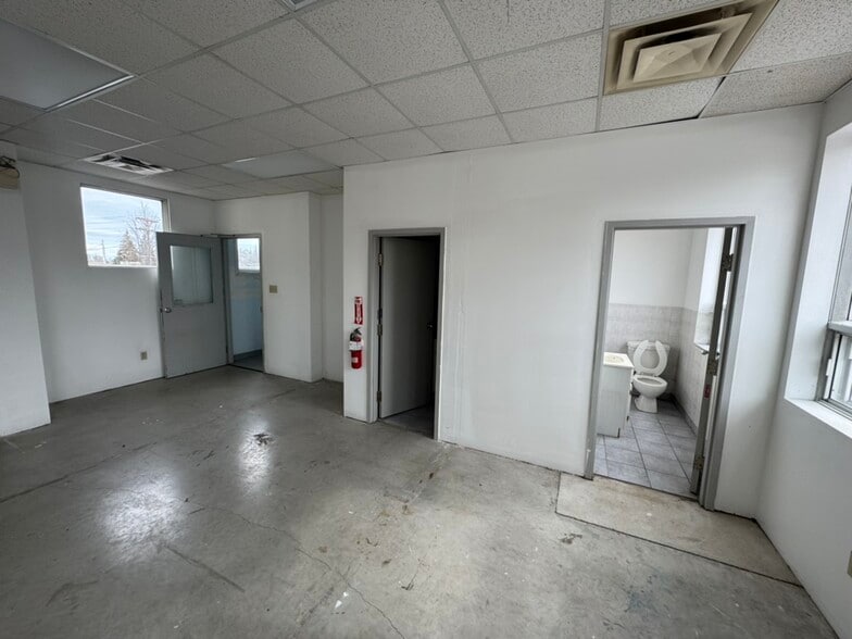 More Photos Of 1181 Rockingham Av, Ottawa Auto Repair For Lease