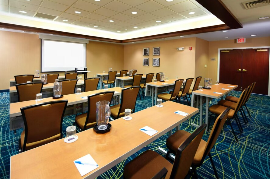 More Photos Of 16 Trinity Point Dr, Washington Hotel For Sale