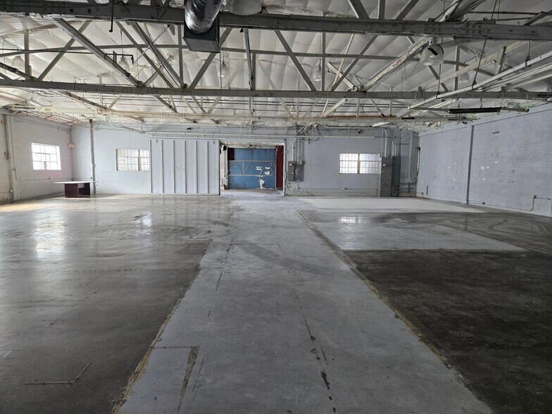 More Photos Of 2015 N Lincoln St, Burbank Manufacturing For Lease