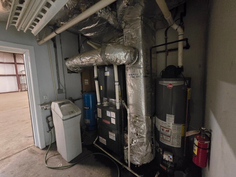 More Photos Of 14 Park Dr, Franklin Warehouse For Lease