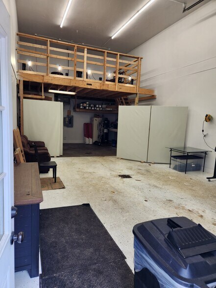 More Photos Of 329 Dover Rd, Chichester Service For Lease