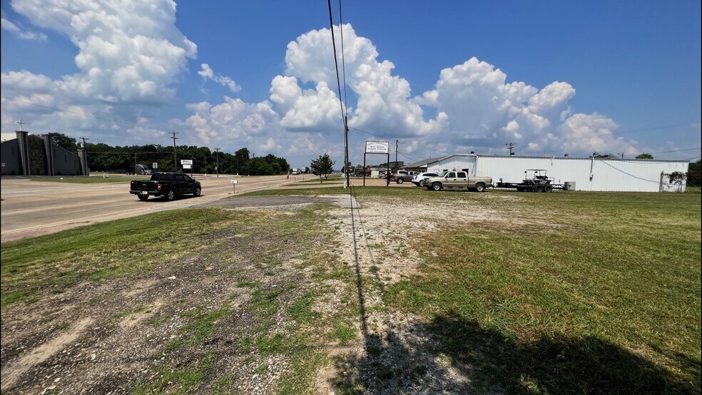 More Photos Of 2618 W Main St, Gun Barrel City Storefront For Sale