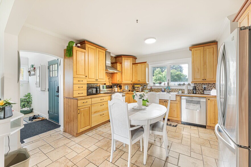 More Photos Of 313 Ross Av, Cochrane Medical For Sale