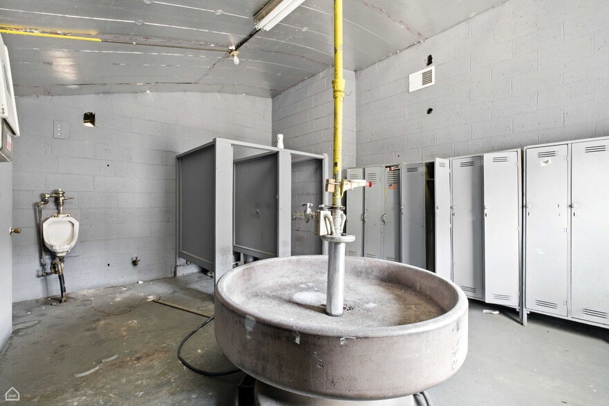 More Photos Of 4234 N Pulaski Rd, Chicago Warehouse For Lease