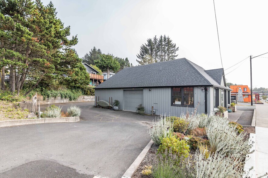 More Photos Of 3110 SE Highway 101, Lincoln City Storefront For Sale