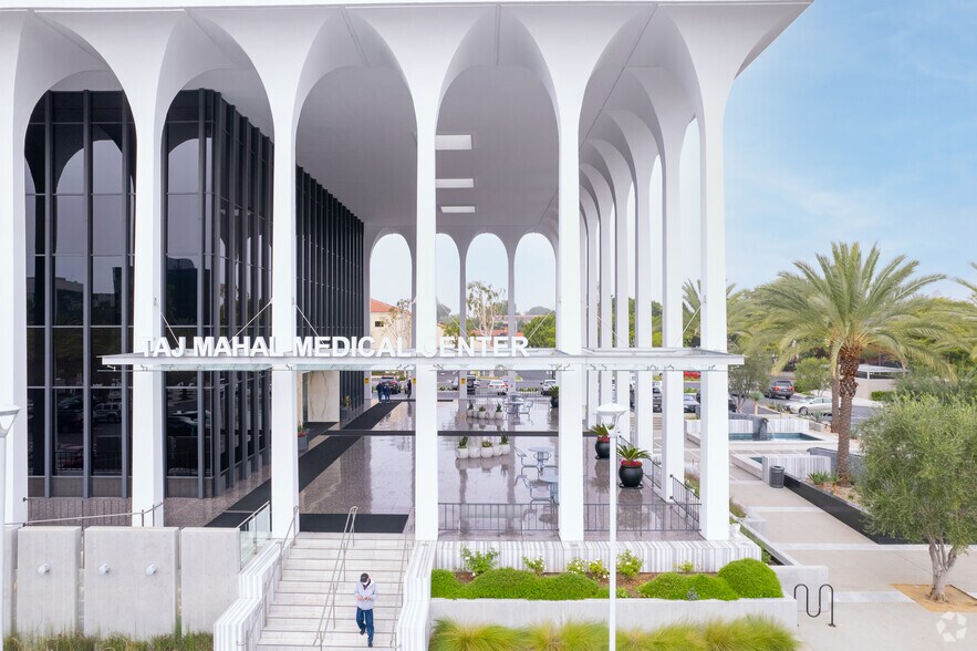 More Photos Of 23521 Paseo de Valencia, Laguna Hills Medical For Lease