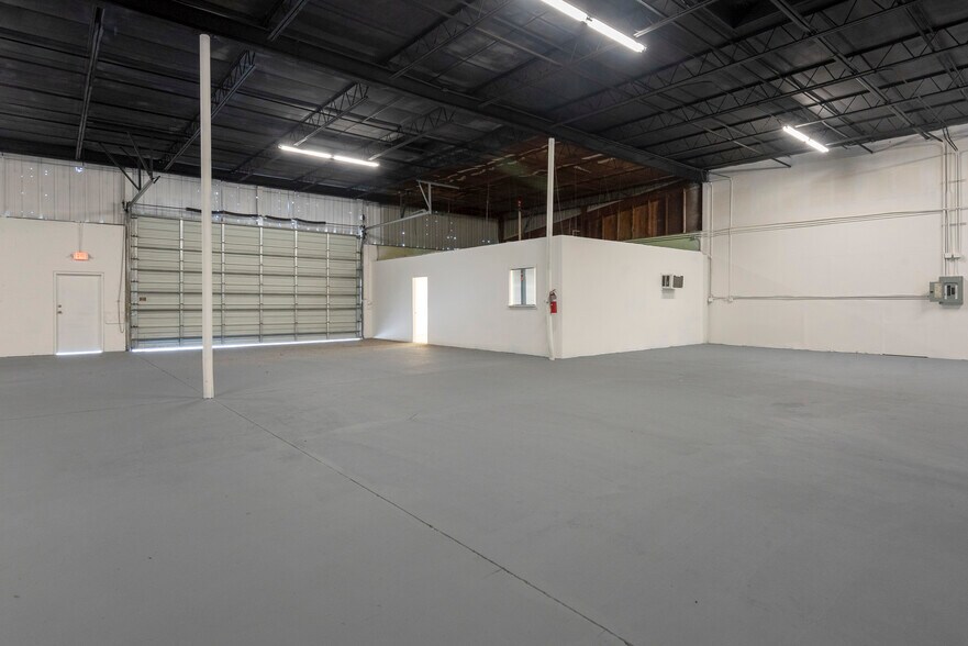 More Photos Of 405 N Charles St, Daytona Beach Warehouse For Sale