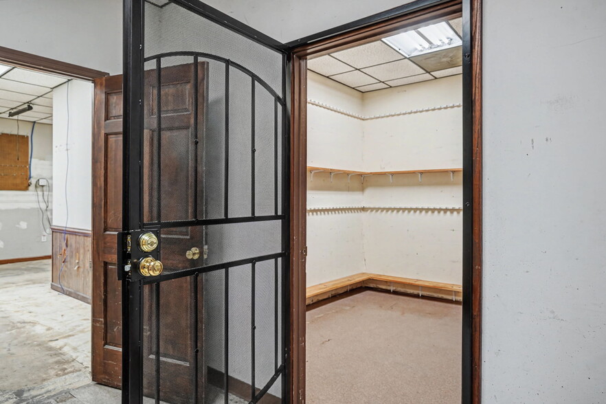 More Photos Of 3021 E Victory Dr, Savannah Office For Sale