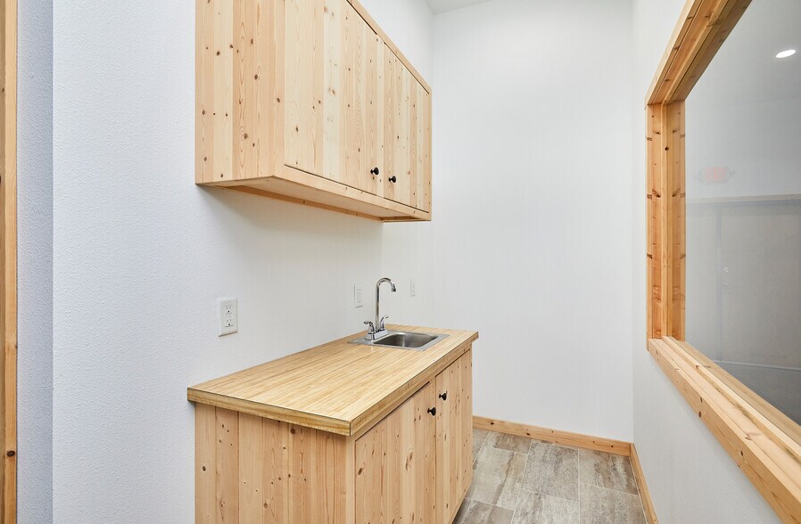 More Photos Of 110 NE 2nd St, Stuart Flex For Sale
