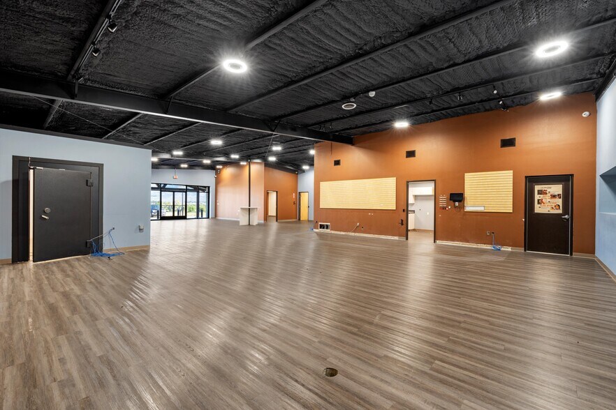 More Photos Of 5040 S Loop 340, Robinson Freestanding For Lease