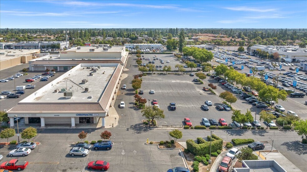 More Photos Of 5646 N Blackstone Ave, Fresno Unknown For Lease