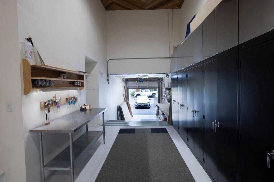 More Photos Of 2337 SE Ankeny St, Portland Office For Sale