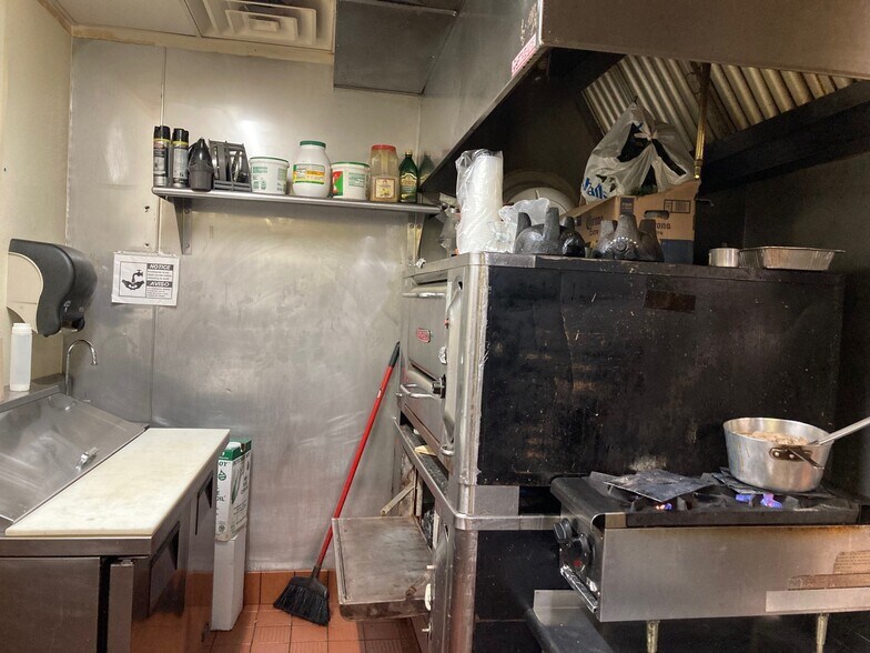 More Photos Of 516 Plaza Dr, Marshall Freestanding For Lease