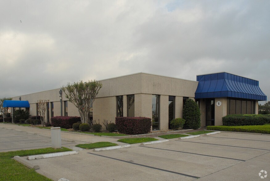 More Photos Of 4721 Garth Rd, Baytown Office For Lease