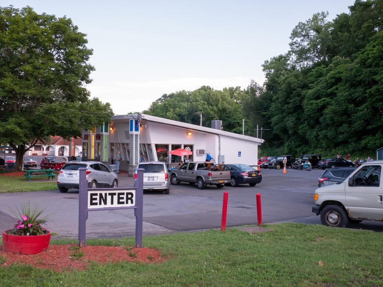 Primary Photo Of 90 Old Rt-9w, Port Ewen Restaurant For Sale