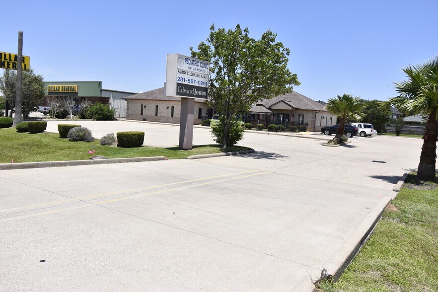 More Photos Of 10407 W Fairmont Pky, La Porte Medical For Lease