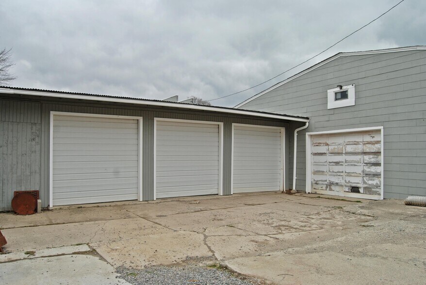 More Photos Of 230 South Main St, Lakeview Flex For Sale