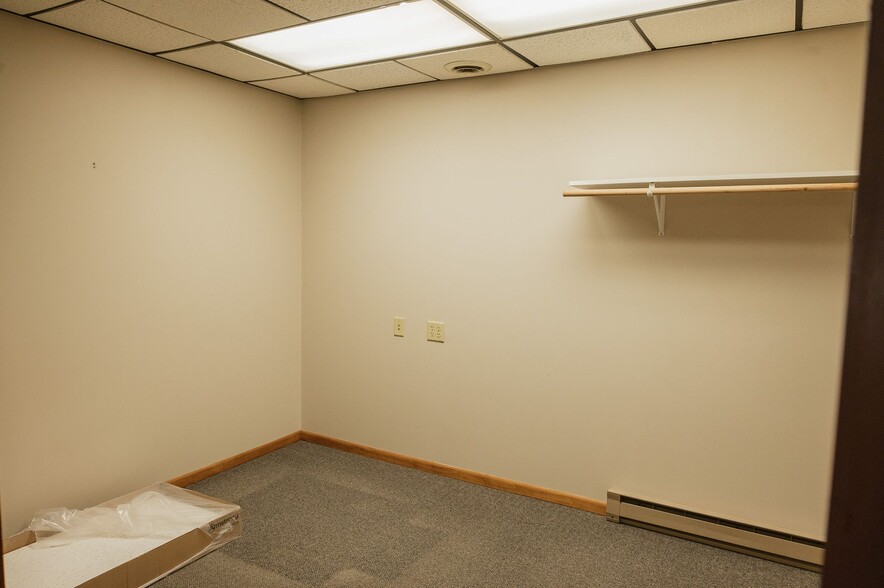 More Photos Of 435 Main St E, Trimont Flex For Sale