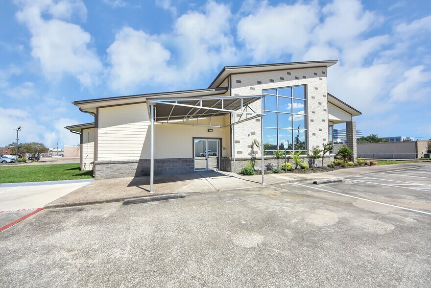 More Photos Of 1563 Live Oak St, Webster Office For Sale