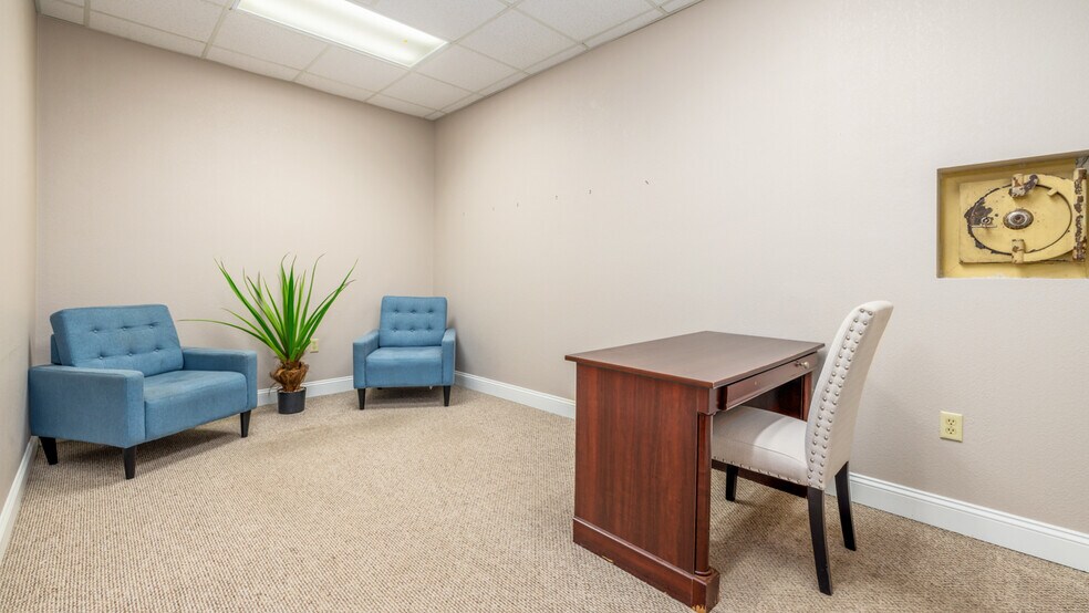More Photos Of 206-216 E Ludington St, Iron Mountain Medical For Sale