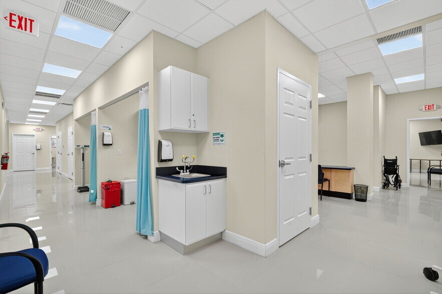 More Photos Of 260-268 Mohawk Rd, Clermont Medical For Lease