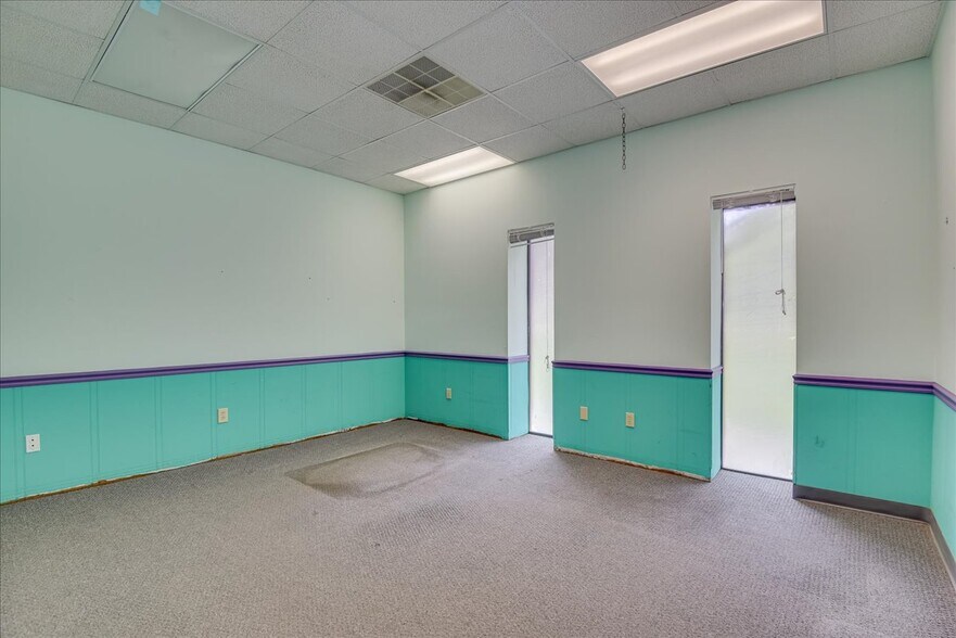 More Photos Of 1002 Commerce, Lincolnton Distribution For Sale
