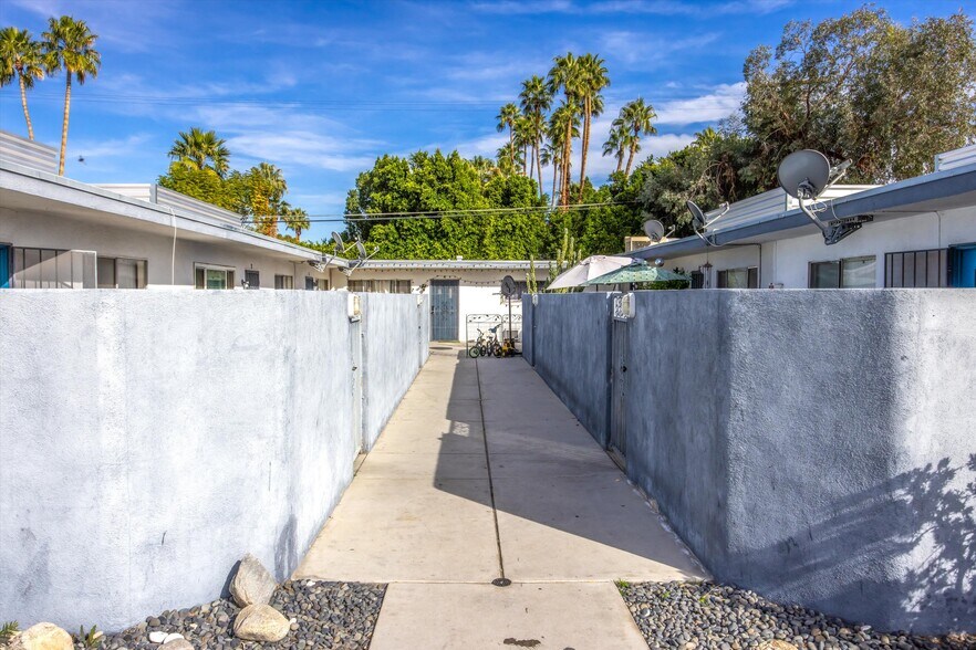More Photos Of 238 S Saturmino Dr, Palm Springs Apartments For Sale