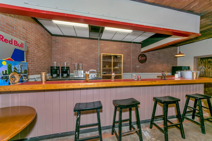 More Photos Of 2001 S Austin Ave, Denison Light Distribution For Lease