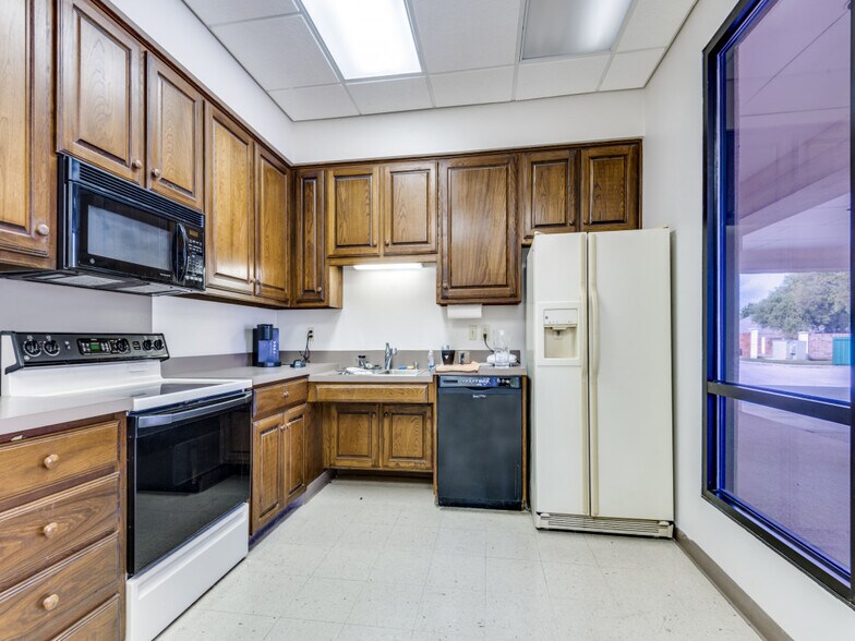 More Photos Of 330 Grapevine Hwy, Hurst Office For Sale