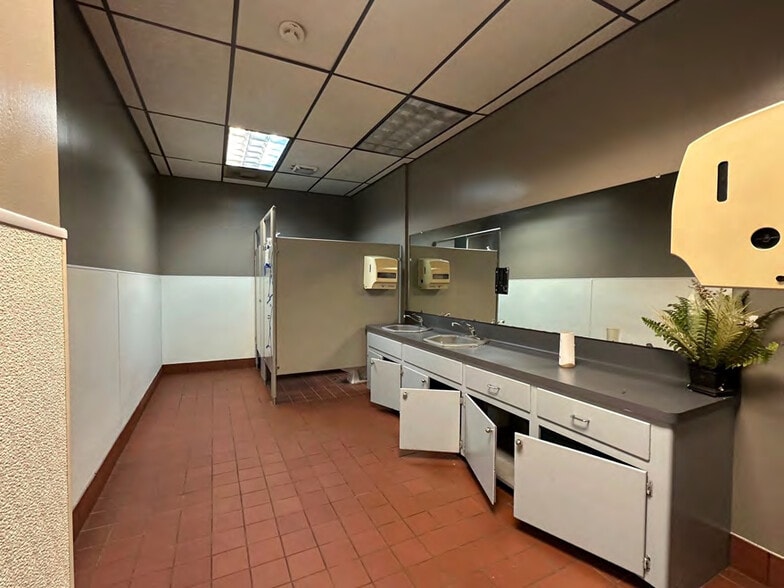 More Photos Of 7803 Hansen Rd, Houston Warehouse For Lease