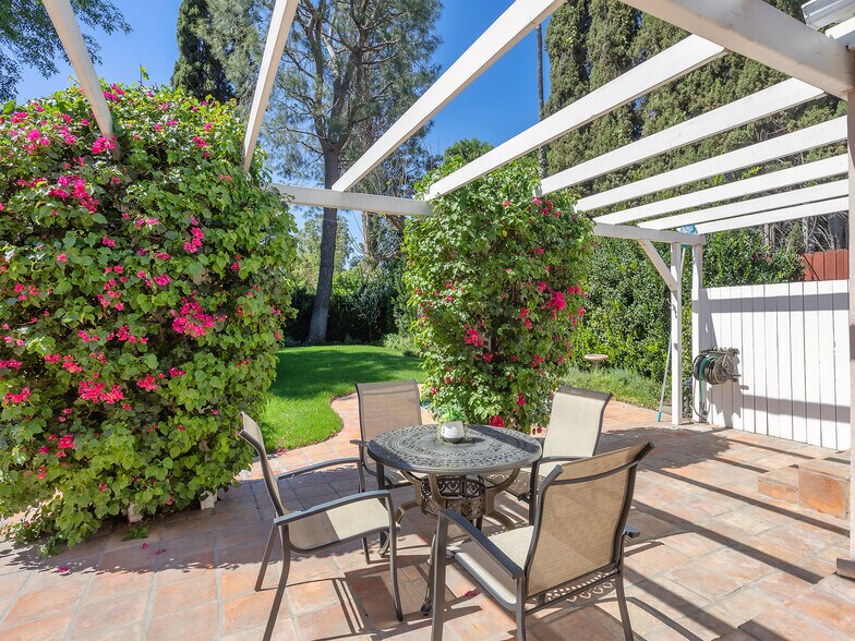 More Photos Of 5233 Lemp Ave, North Hollywood Multifamily For Sale