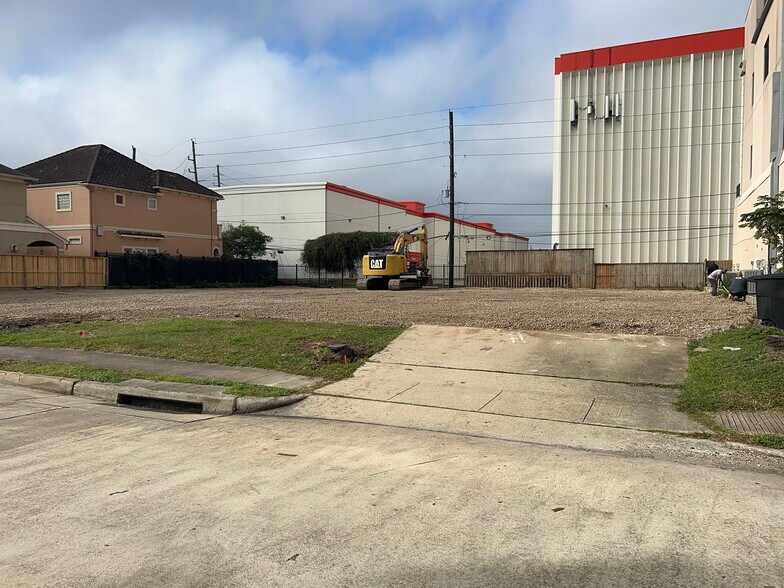 More Photos Of 5525 Westheimer Rd, Houston Freestanding For Lease