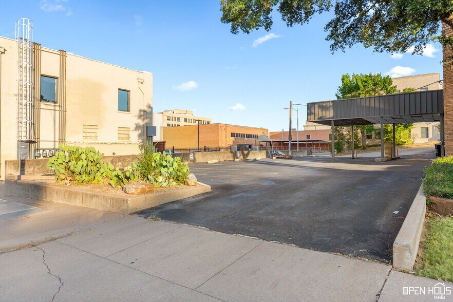 More Photos Of 915 9th St, Wichita Falls Office For Sale