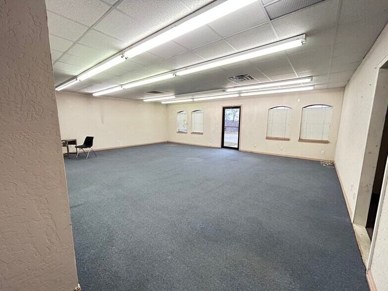 More Photos Of 1610 Posey Ln, Sulphur Springs Office For Sale