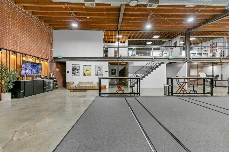 More Photos Of 1604 Venice Blvd, Los Angeles Showroom For Lease