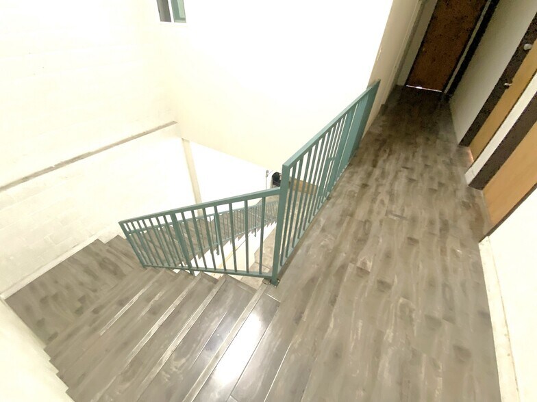 More Photos Of 951 Crocker St, Los Angeles Storefront Retail Office For Lease