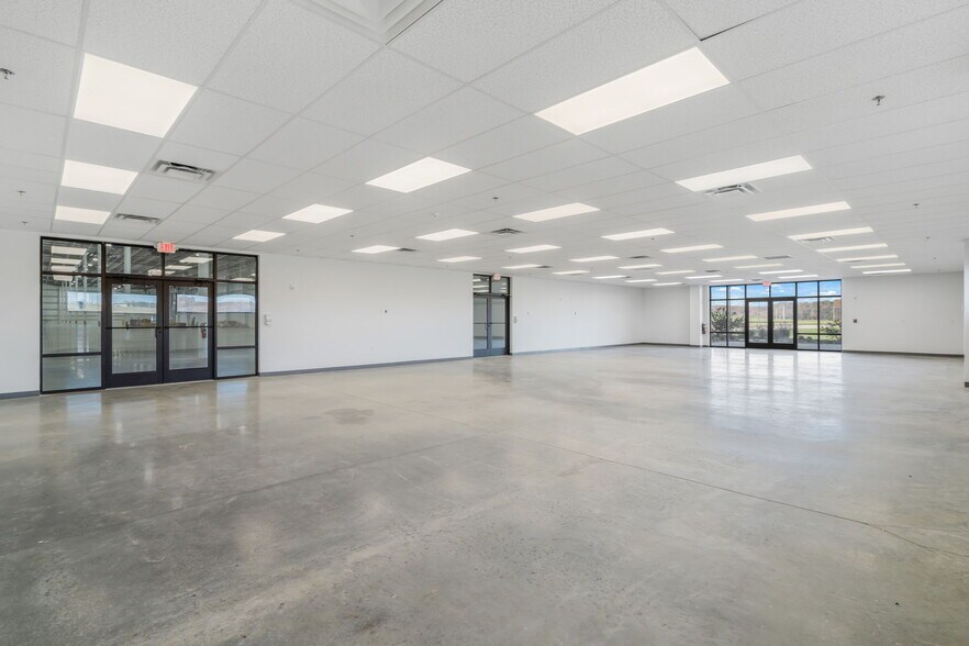 More Photos Of 1295 Huntington Park Dr, Loudon Warehouse For Lease