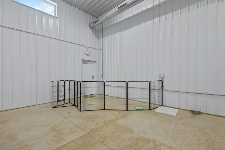 More Photos Of 390 Progress Dr, Cottage Grove Veterinarian Kennel For Sale